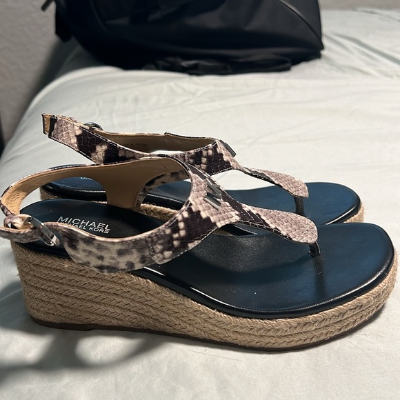Barely worn Michael Kors cute wedged sandal ✨ Size 7! - Picture 2 of 5
